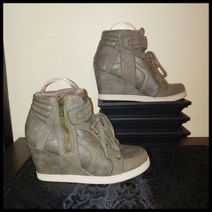 Candie's Wedge Sneakers 7.5, Taupe